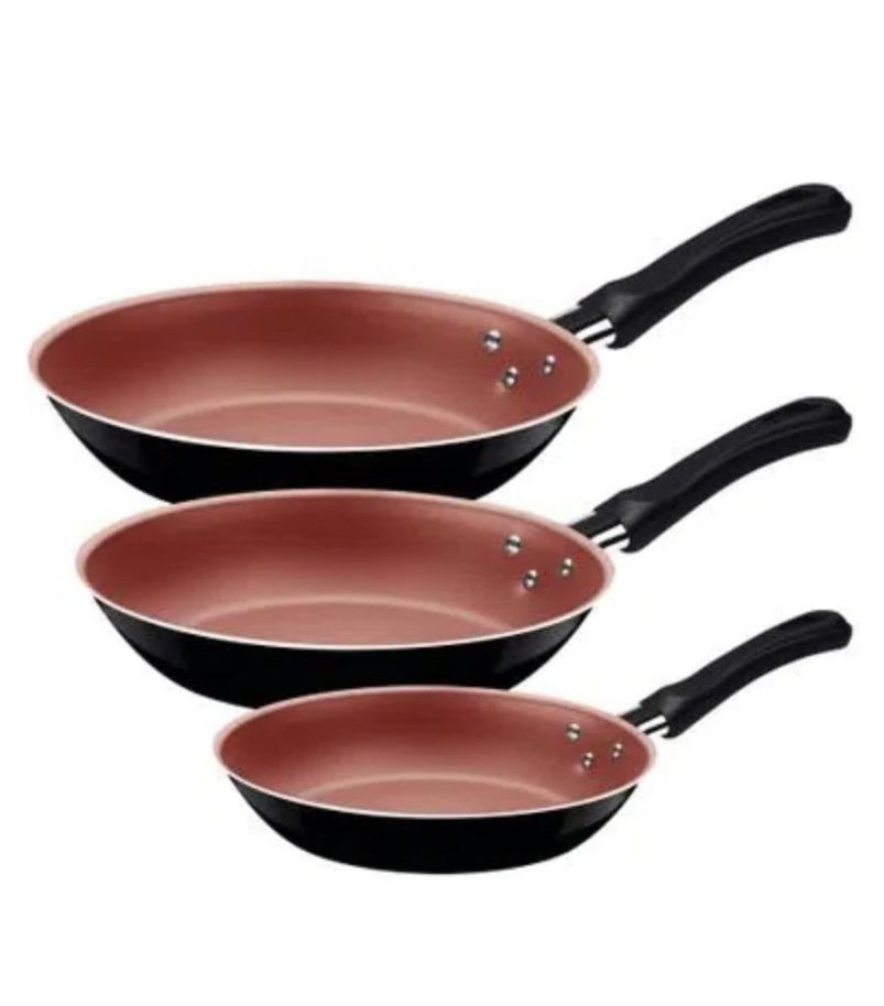 Tramontina-Linz-3Pecas Imagem de um Conjunto de Frigideiras Tramontina Linz 3 Peças empilhadas em tamanhos decrescentes (20, 24 e 28cm). As frigideiras são pretas, com revestimento interno antiaderente Starflon T1 na cor cobre/bordô, oferecendo praticidade para diversos tipos de preparo.