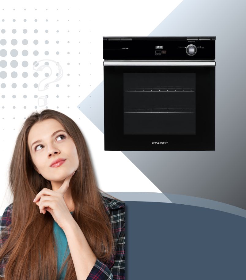 Mulher com expressão pensativa, com um ponto de interrogação flutuando, observando um forno de embutir a gás Brastemp (vidro preto). A imagem representa a dúvida sobre como escolher um forno de embutir a gás.