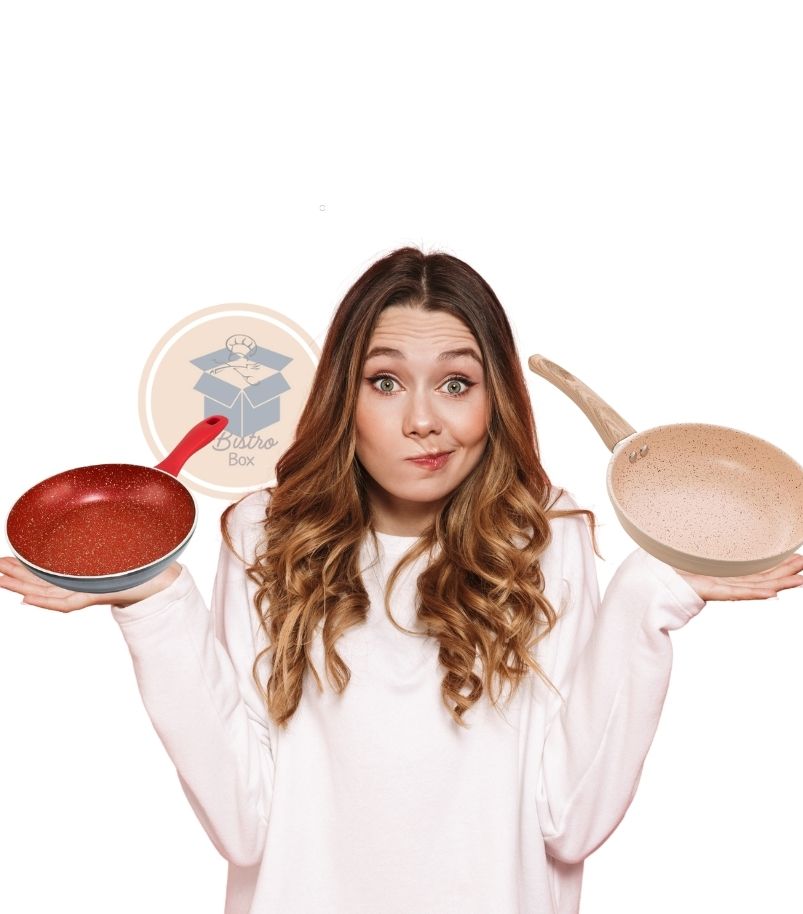 como-escolher-frigideira-antiaderente Mulher com expressão de dúvida, segurando duas frigideiras antiaderentes diferentes: uma com revestimento vermelho granulado e cabo vermelho, e outra com revestimento claro marmorizado e cabo imitando madeira. A imagem simboliza a pergunta "Como escolher a frigideira antiaderente ideal?". Há um logo "Bistro Box" sutil no centro.