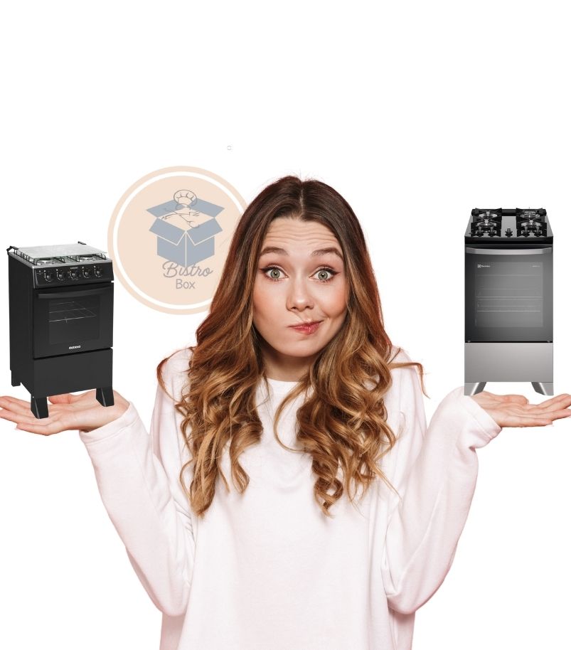 como-escolher-o-fogao-ideal Mulher em dúvida sobre como escolher o fogão ideal, segurando um fogão de 4 bocas preto em uma mão e um fogão Electrolux Inox na outra.