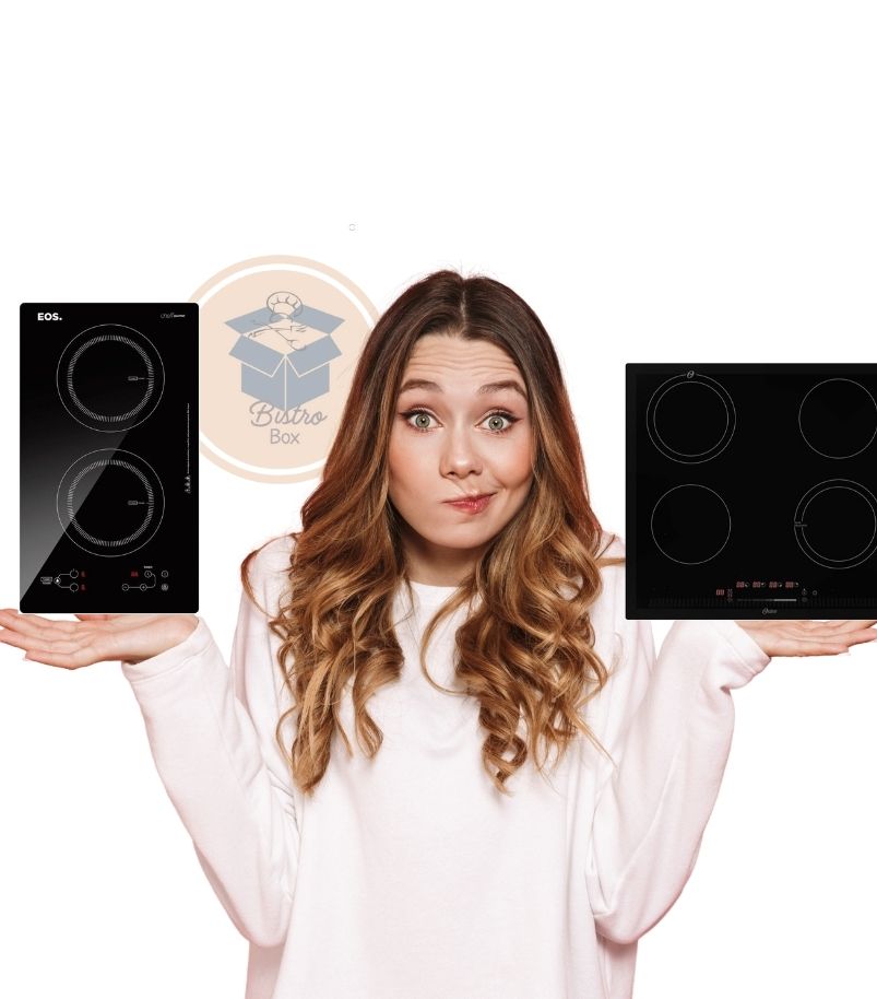 Mulher em dúvida sobre como escolher o melhor cooktop de indução, comparando um modelo de 2 bocas com um modelo de 4 bocas.
