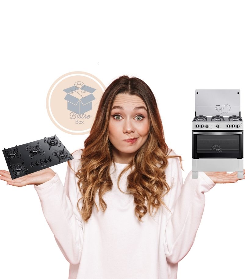 como-escolher-o-melhor-fogao-itatiaia Mulher em dúvida comparando um cooktop Itatiaia com um fogão de piso Itatiaia, no guia sobre como escolher o melhor fogão Itatiaia.