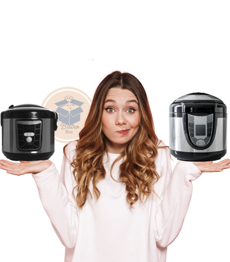 como-escolher-panela-de-pressao-eletrica Mulher com expressão de dúvida, segurando dois modelos de panelas de pressão elétricas (uma preta/cinza e uma cinza/prata) nas mãos, simbolizando a pergunta "Como escolher panela de pressão elétrica?". Há um logo "Bistro Box" sutil no centro.