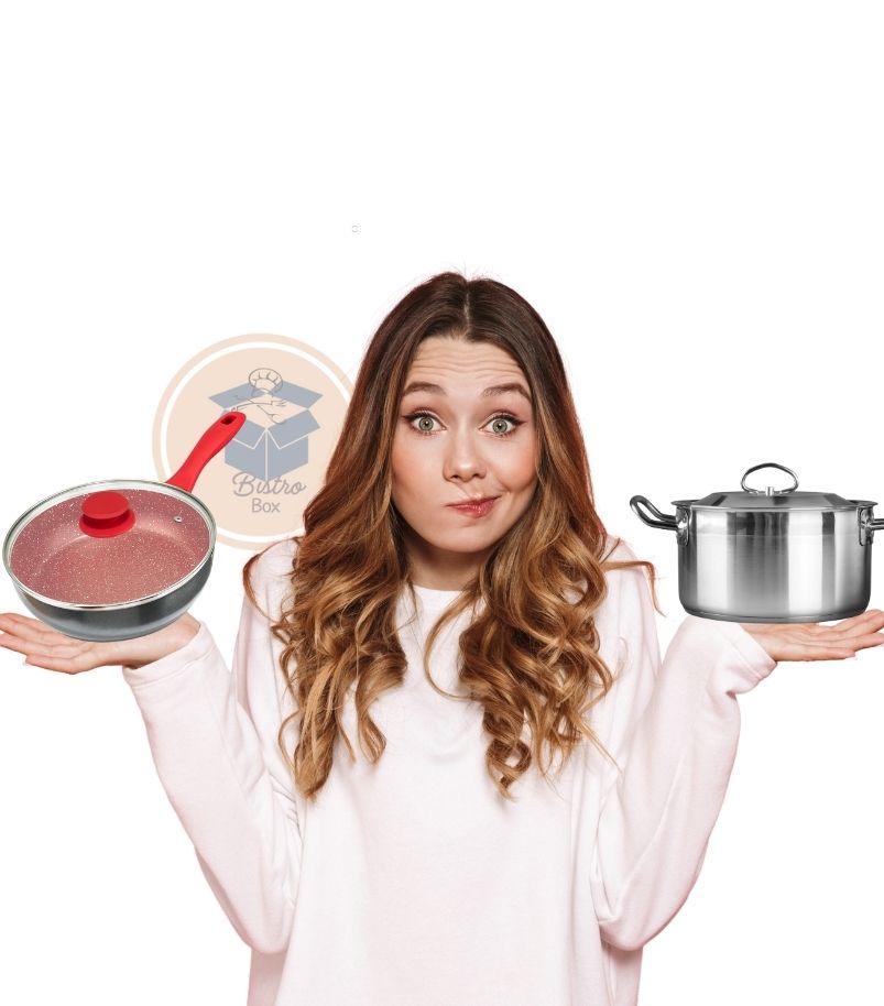 como-escolher-panelas Mulher com expressão de dúvida, segurando uma frigideira antiaderente rosa com cabo vermelho na mão esquerda e uma panela de aço inoxidável com tampa na mão direita, simbolizando a pergunta "Como escolher panelas?". Há um logo "Bistro Box" no topo.