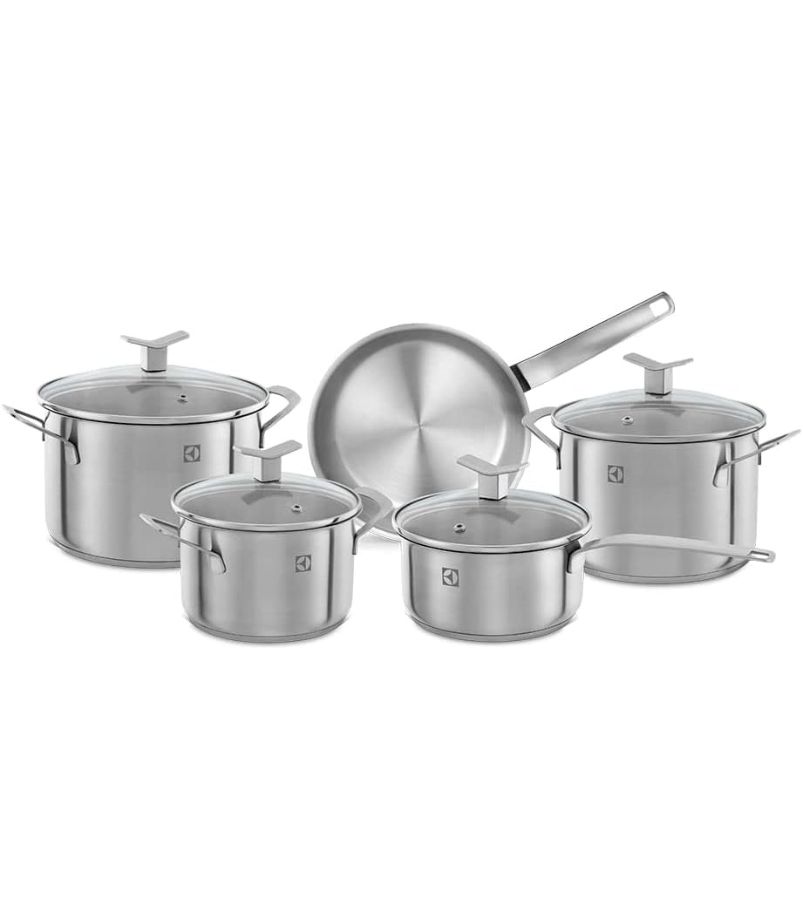 electrolux-aco-inox-5pc Imagem de um Conjunto de Panelas Electrolux 5 Peças em aço inoxidável de acabamento polido. O conjunto inclui caçarolas e uma frigideira com tampas de vidro, destacando um design moderno e minimalista com alças e puxadores em inox.