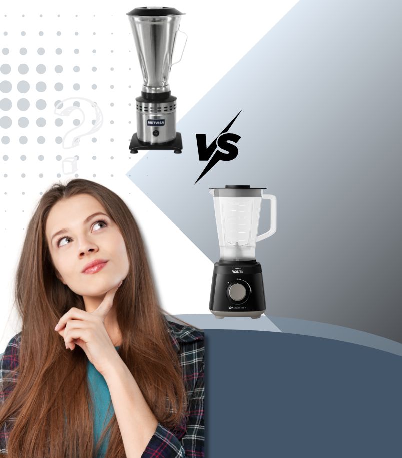 Imagem de comparação entre um Liquidificador Industrial Metvisa (com copo de inox) e um Liquidificador Doméstico Philips Walita (com copo de plástico). Uma mulher pensativa e o símbolo u0022VSu0022 (versus) ilustram a dúvida na escolha entre um liquidificador Industrial vs. Comum.