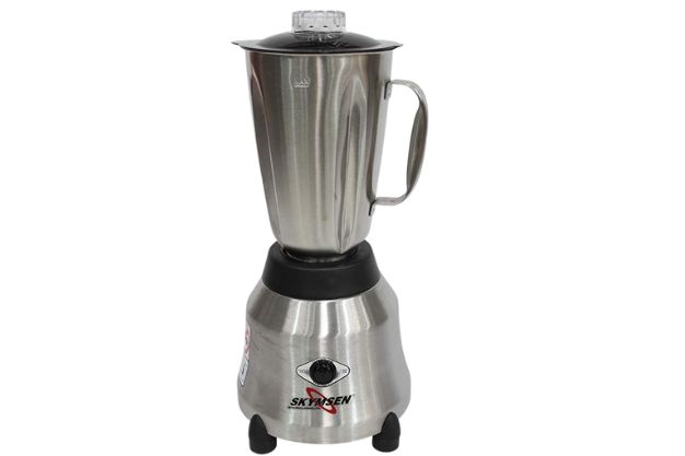 Imagem de um Liquidificador Industrial Skymsen (ou similar) com copo e base em aço inoxidável (inox). O design robusto e a base pesada, com um seletor de velocidades e a marca Skymsen, indicam um aparelho de alta performance e durabilidade para uso comercial.