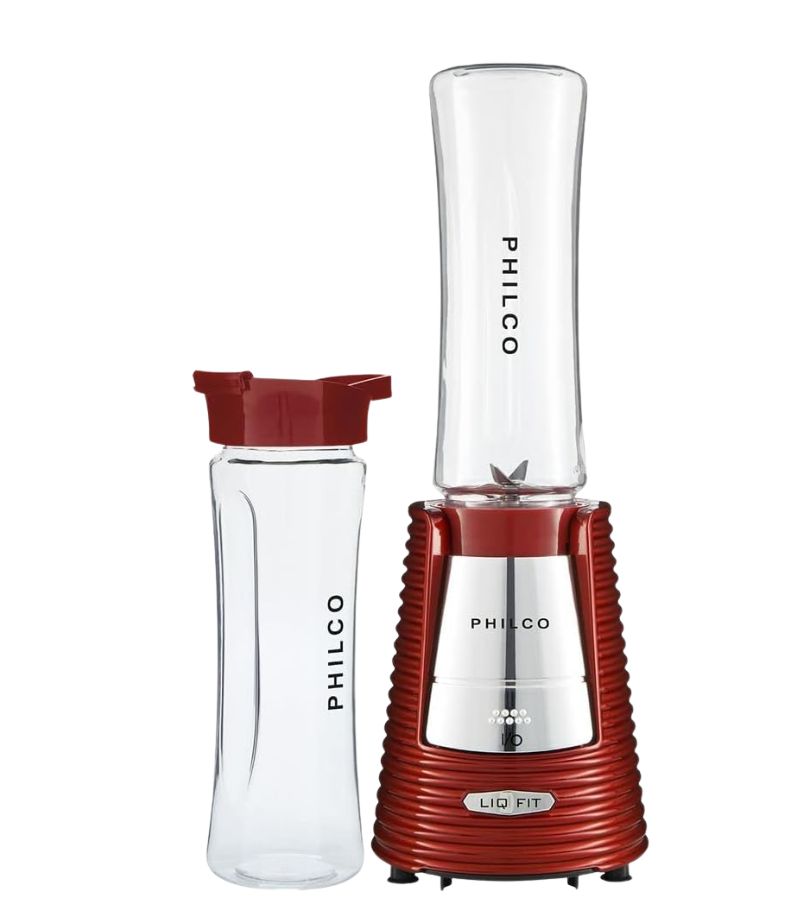 liquidificador-philco-fit-retro-300 Imagem de um Liquidificador Portátil Philco LIQ FIT de 300W na cor vermelho metálico e prata. O aparelho está com um dos copos rosqueado na base, e outro copo squeeze com tampa vermelha aparece ao lado, destacando o design elegante e a facilidade de preparar e transportar bebidas.