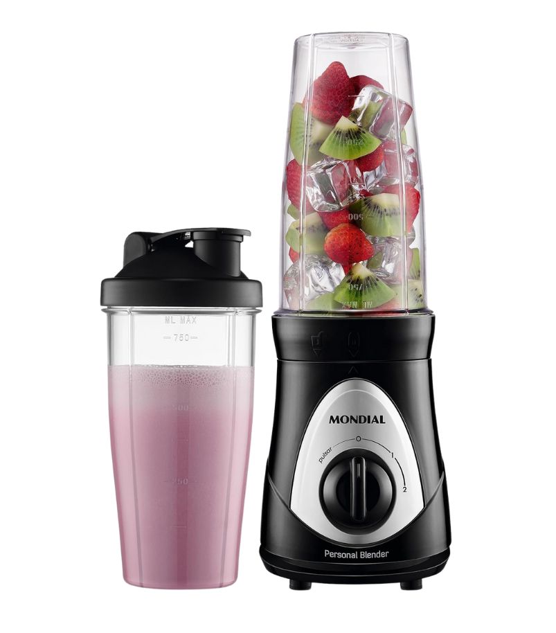 liquidificador-portatil-Mondial-DG-01-300W Imagem de um Liquidificador Portátil (Personal Blender) Mondial DG-01 de 300W na cor preta e prata. O produto é exibido com duas jarras: uma na base, cheia de frutas (morango e kiwi) e gelo, e outra com uma vitamina pronta, destacando a praticidade de preparar e levar a bebida.