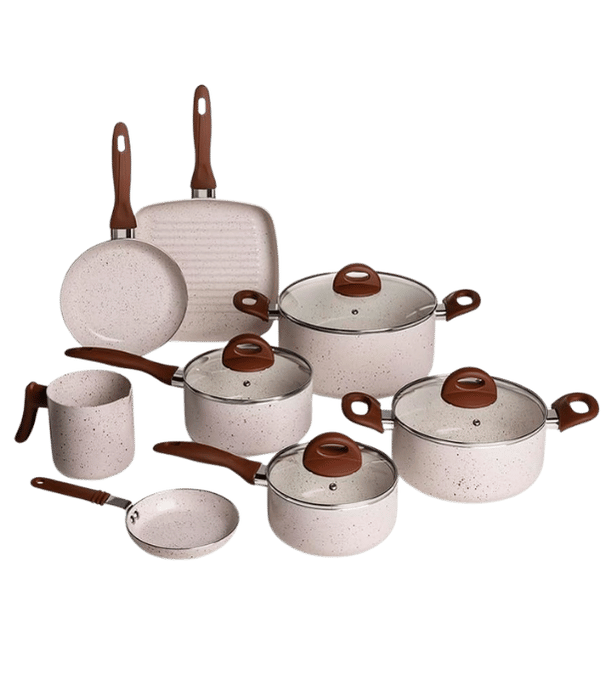 panela-antiaderente-brinox-life-plus Imagem de um Conjunto de Panelas Brinox Life Plus 8 Peças (ou similar) na cor bege/creme com efeito marmorizado. O conjunto possui revestimento antiaderente cerâmico e inclui panelas, caçarolas, frigideira, bistequeira e um canecão, com tampas de vidro e cabos marrons, destacando um design moderno.
