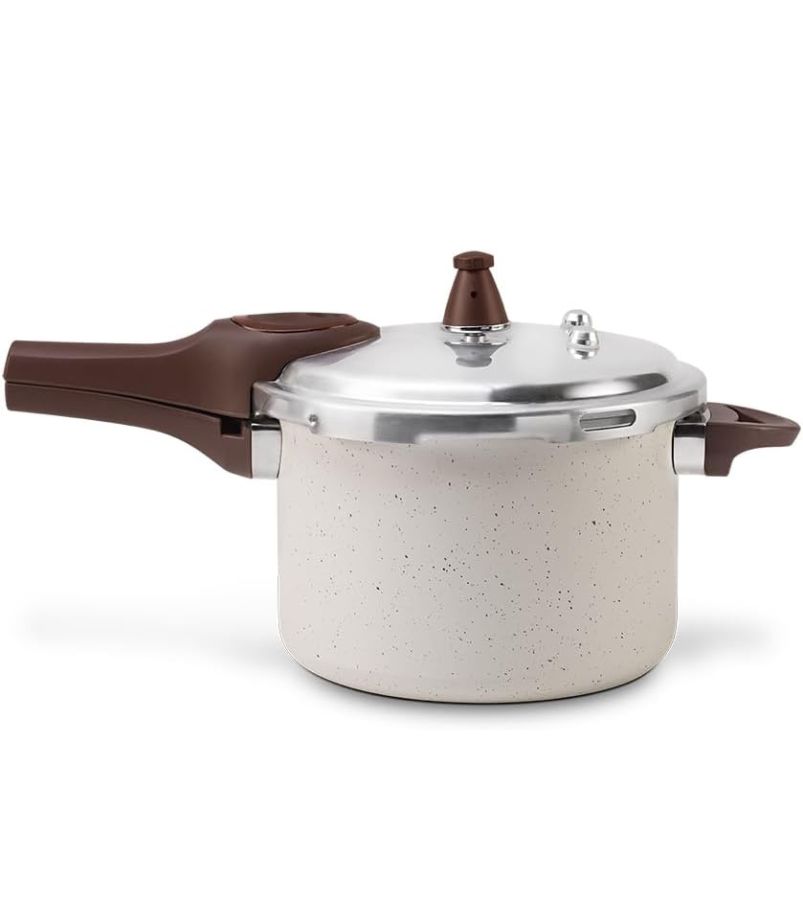 panela-de-pressao-ceramic-life-de-inducao Imagem de uma Panela de Pressão tradicional com Revestimento Cerâmico, provavelmente da linha Ceramic Life, na cor bege claro marmorizado. A panela é compatível com fogão de indução e possui tampa de alumínio e alças/cabos na cor marrom.