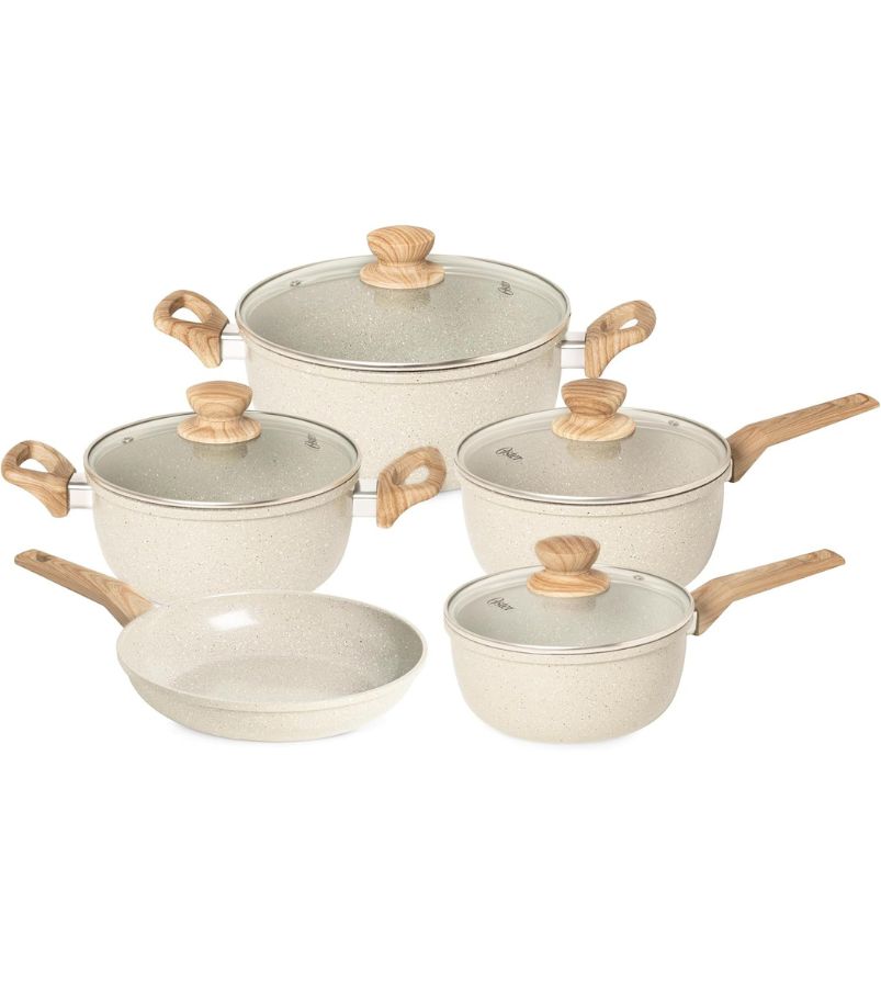 panelas-oster-indução-5pc Imagem de um Conjunto de Panelas Oster 5 Peças em tom bege claro marmorizado. O conjunto é compatível com fogão de indução e possui revestimento cerâmico, tampas de vidro e cabos com acabamento que imita madeira. Inclui caçarolas e frigideira.
