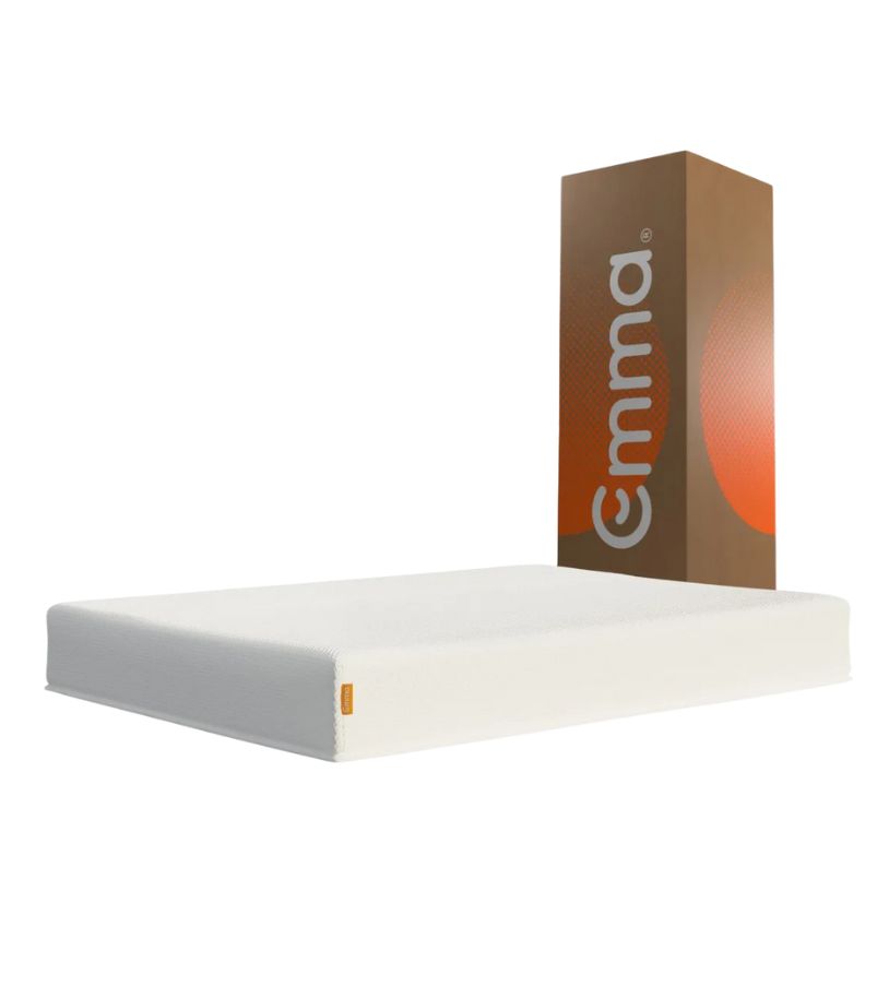 colchao-Emma-Basics Colchão Emma Basics de espuma na cor branca, ao lado de sua caixa original marrom, representando o conceito Bed in a Box.