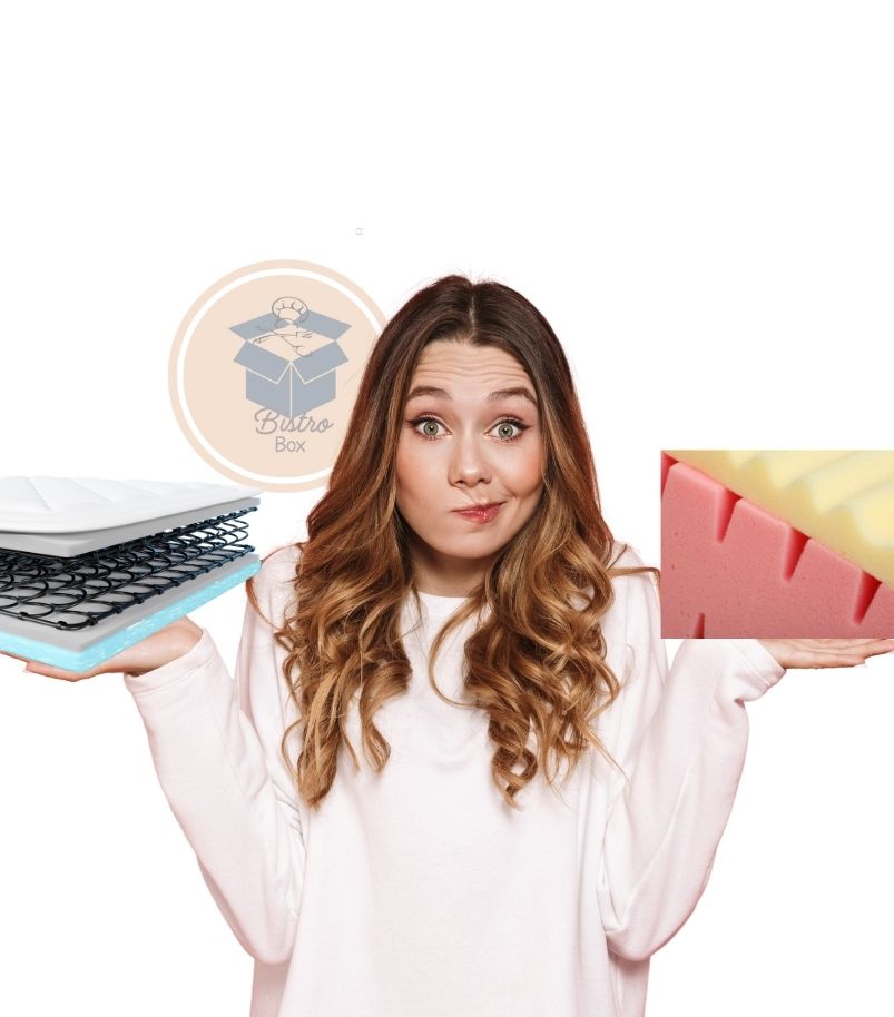 como-escolher-o-melhor-colchao-de-solteiro Mulher confusa comparando molas e espuma, ilustrando a dificuldade em saber como escolher o melhor colchão de solteiro.