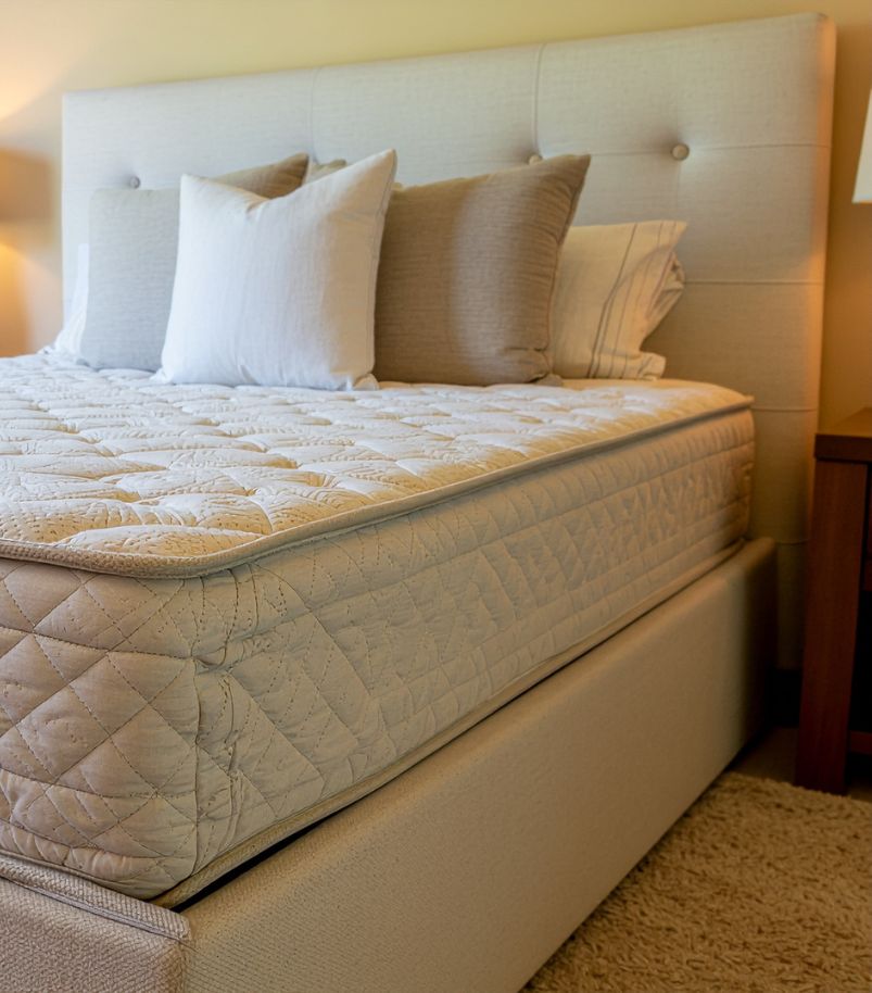 recursos-extras-que-fazem-diferença Colchão de alta qualidade, estofado e macio, sobre uma cama box em um quarto com decoração neutra.