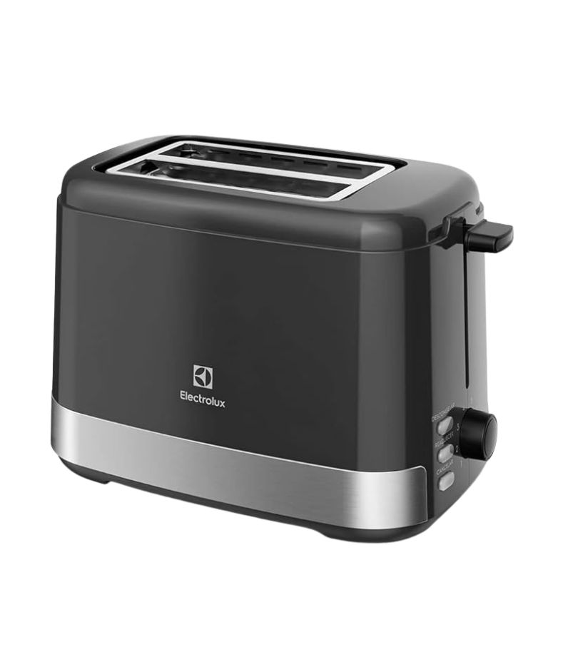 Torradeira-Electrolux-ETS10 Torradeira Electrolux ETS10 preta, com design retangular e acabamento fosco com base em inox escovado. Possui duas entradas superiores para pão, alavanca lateral e seletor giratório de tostagem. Botões de função visíveis na lateral direita.