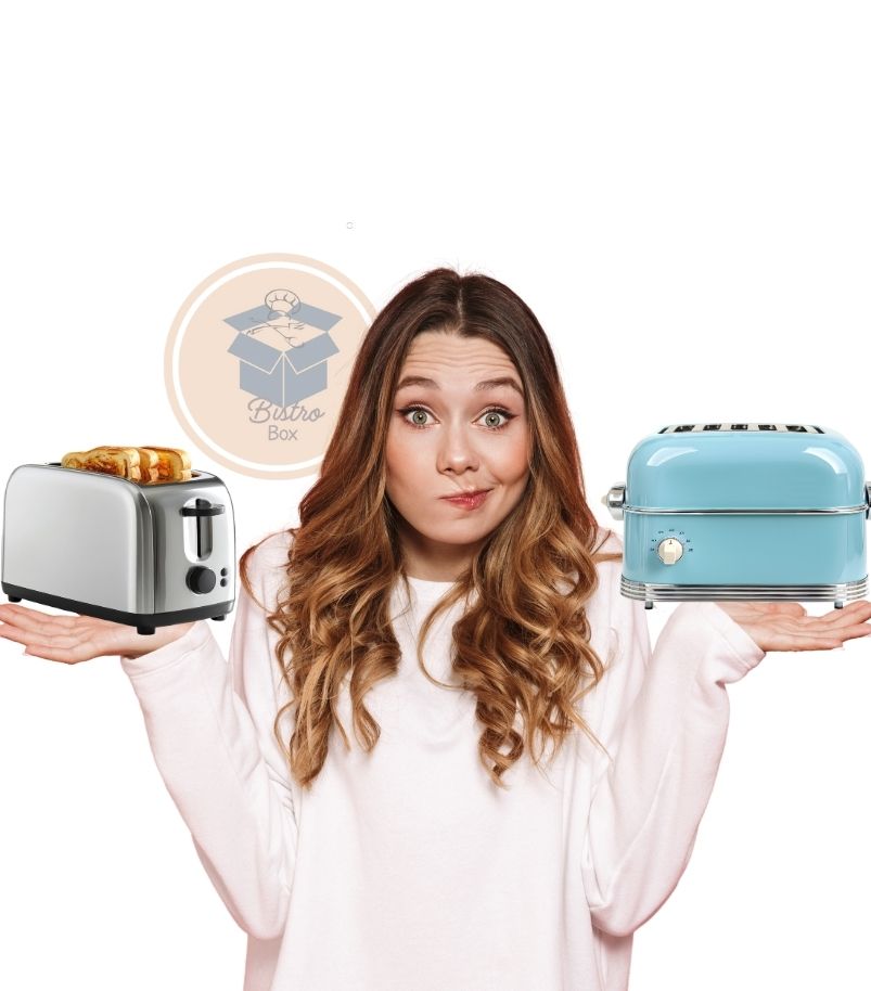 como-escolher-torradeira-eletrica Pessoa com expressão de dúvida segura duas torradeiras elétricas diferentes, uma em inox e outra azul em estilo retrô, apoiadas nas mãos. Ambas têm alavanca e seletor de intensidade visíveis. Fundo branco com elemento gráfico discreto ao fundo.