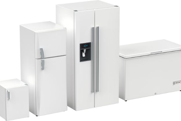 Imagem comparativa com diferentes tipos de geladeiras brancas: modelo compacto, geladeira duplex, side by side com dispenser frontal e freezer horizontal. Os eletrodomésticos estão alinhados lado a lado sobre fundo branco. Destaque para variação de tamanhos, portas e formatos.