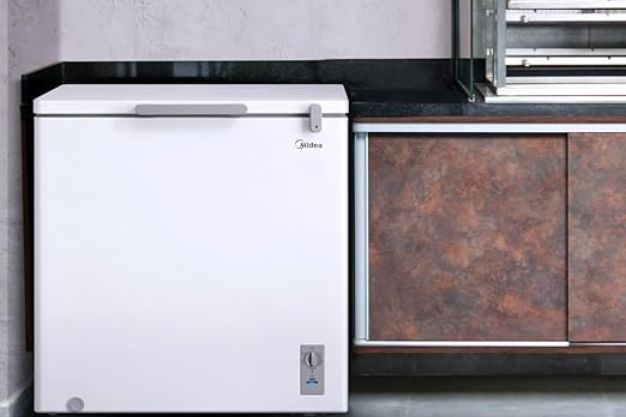 Freezer-Horizontal Freezer horizontal branco da Midea instalado sob bancada em ambiente de cozinha
