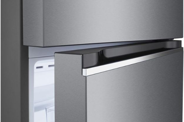 Detalhe da porta superior de geladeira com puxador embutido e acabamento em inox