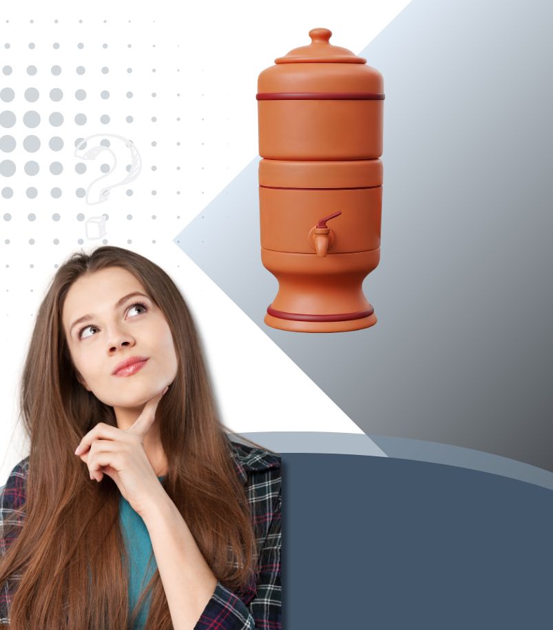 como-escolher-filtro-de-barro Mulher observando filtro de barro em dúvida sobre qual modelo escolher