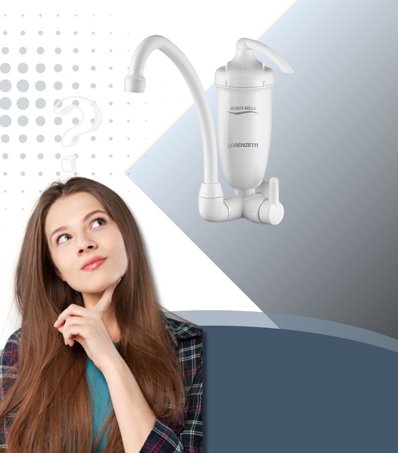 como-escolher-torneira-com-filtro Mulher pensativa observando torneira com filtro para decidir modelo