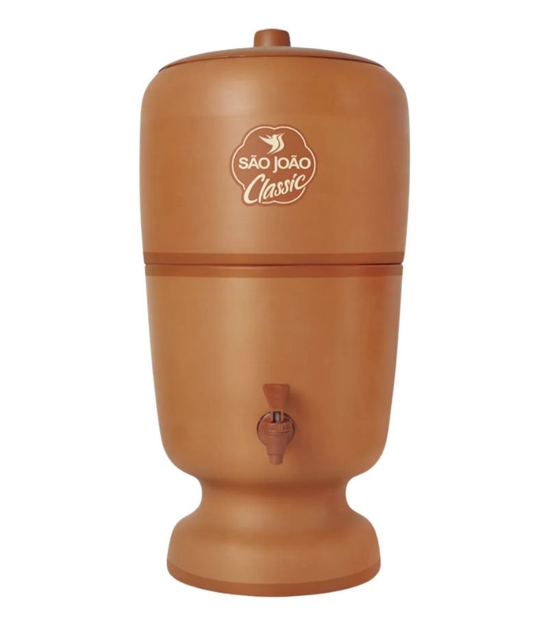 filtro-de-barro-sao-joao-classic-6litros Filtro de barro São João Classic com torneira frontal sobre fundo claro