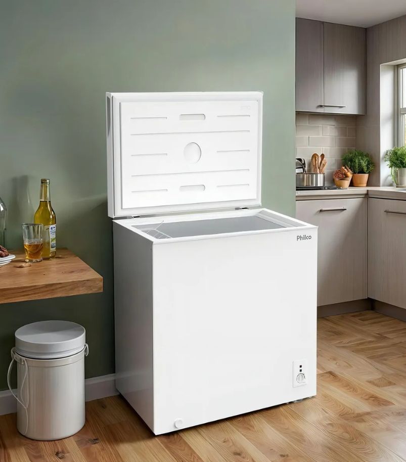 freezers-philco Freezer horizontal Philco branco com tampa aberta em cozinha residencial