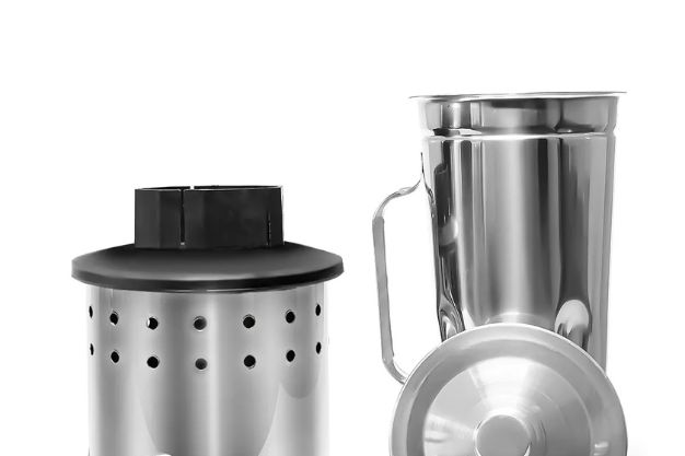Componentes de liquidificador industrial com jarra em aço inox e base metálica perfurada