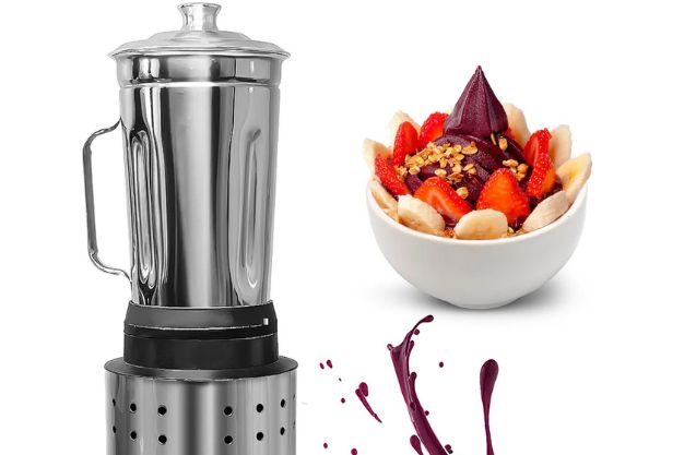 Liquidificador industrial em aço inox ao lado de bowl de açaí com frutas