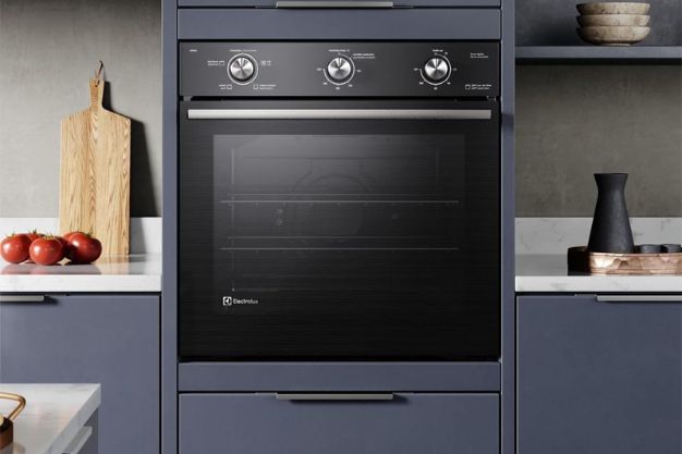 Forno elétrico de embutir Electrolux instalado em móvel planejado com painel frontal e porta de vidro