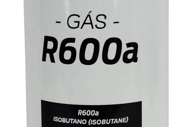 Rótulo de cilindro com inscrição Gás R600a Isobutano em destaque