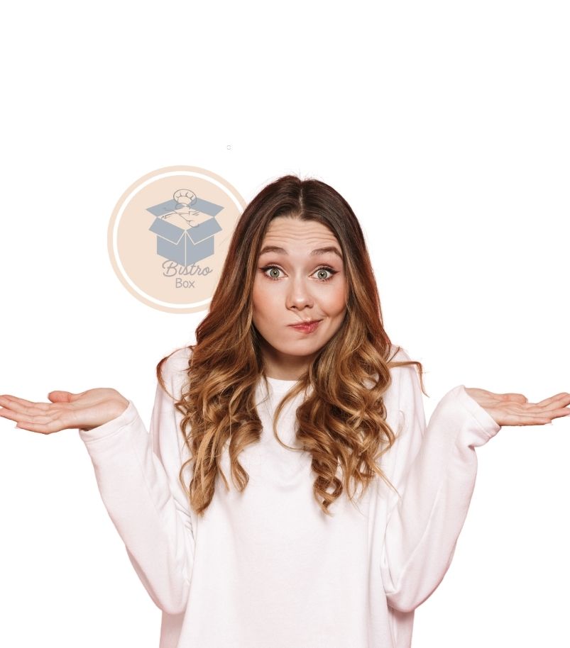 Mulher com expressão de dúvida e braços abertos, olhando para frente sobre fundo branco