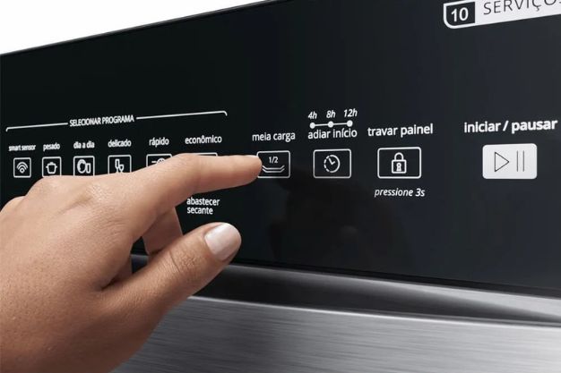 Mão selecionando programa de lavagem no painel digital de lava-louças 10 serviços