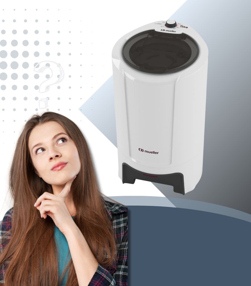 Mulher pensativa observando centrífuga de roupas para escolher modelo