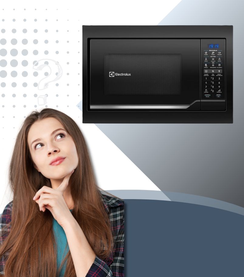 Mulher pensativa observando micro-ondas de embutir Electrolux enquanto avalia a escolha do modelo