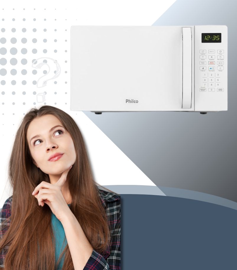 Mulher pensativa observando micro-ondas branco com painel digital para escolher modelo ideal