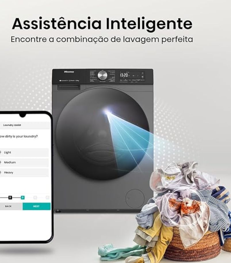 Máquina lava e seca com sensor inteligente ajustando lavagem ao lado de roupas e aplicativo no celular
