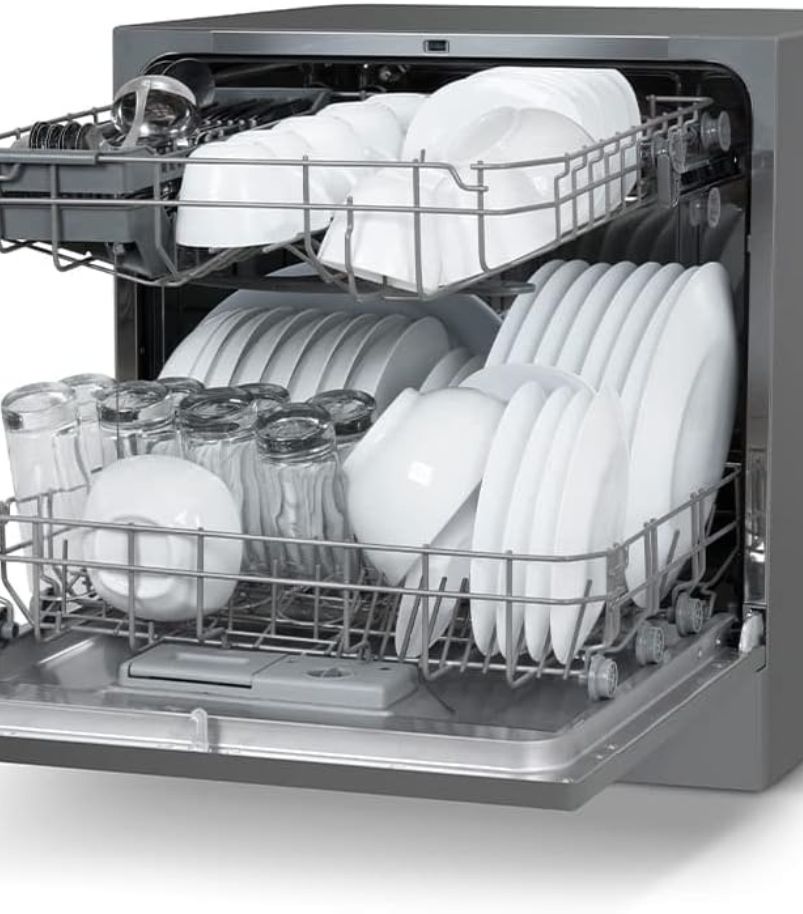 Lava-louças aberta com pratos, copos e utensílios organizados nos cestos internos