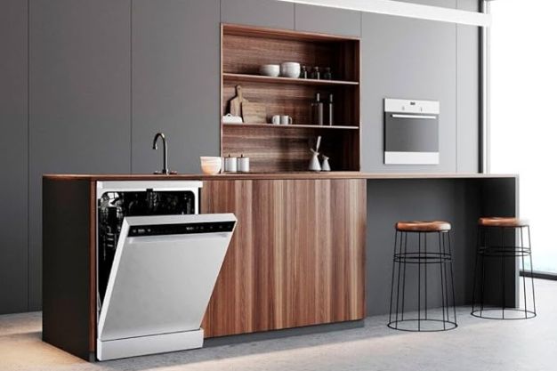 Lava-louças instalada em cozinha moderna com armários de madeira e porta aberta