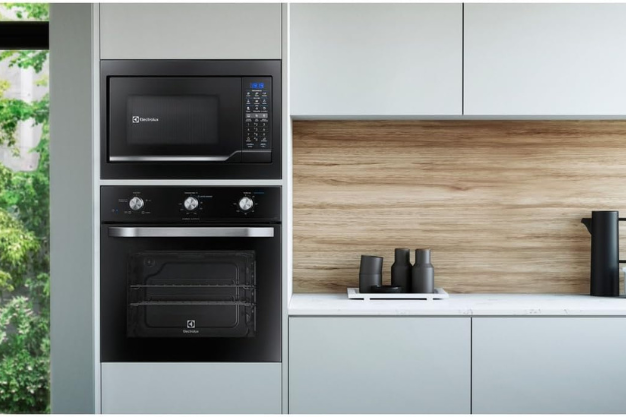 Micro-ondas de embutir Electrolux instalado em armário planejado de cozinha moderna