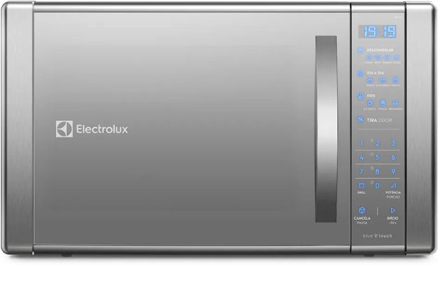 Micro-ondas Electrolux inox com painel digital Blue Touch iluminado em azul