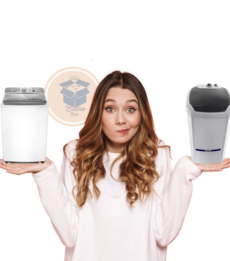 Pessoa comparando máquina de lavar e tanquinho