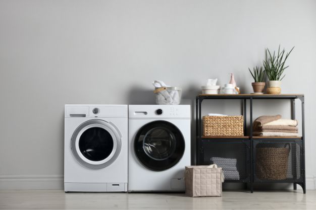 Lavadora e secadora lado a lado em lavanderia doméstica com prateleira e cestos organizadores