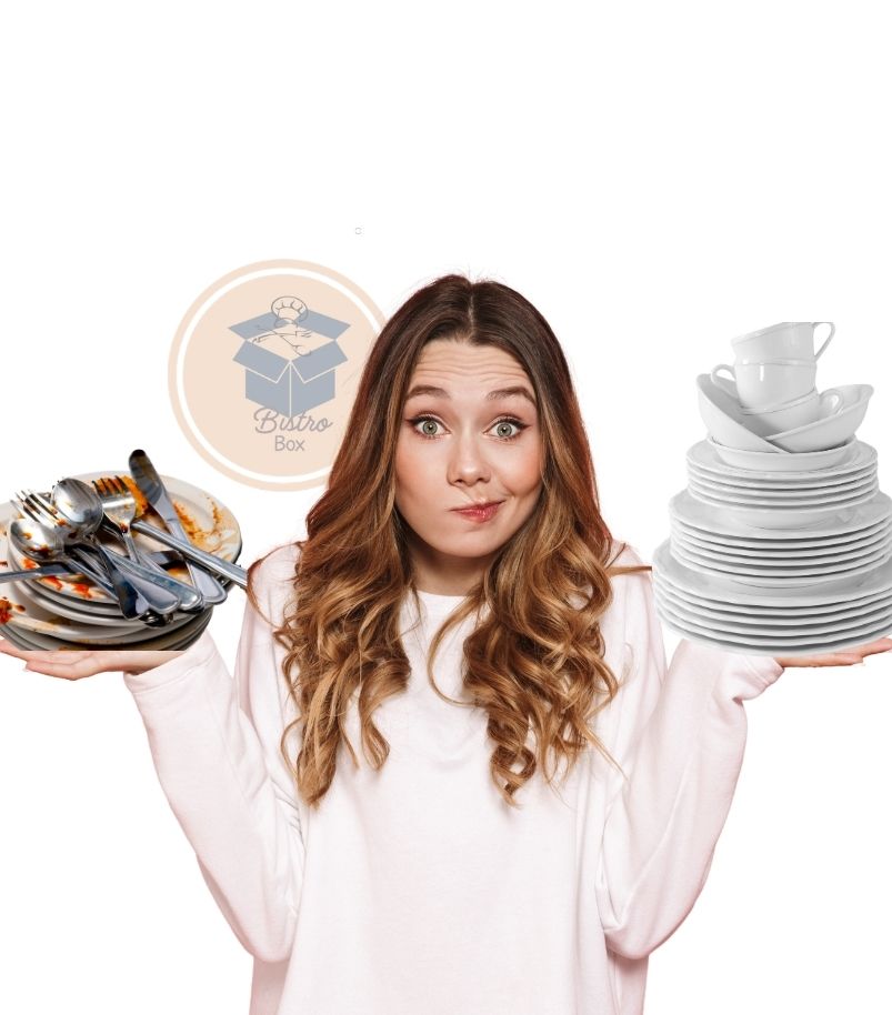 Pessoa segurando louça suja e louça limpa em comparação