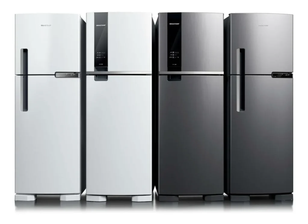 geladeira-brastemp-e-boa Quatro geladeiras Brastemp duplex lado a lado em cores diferentes para comparação de modelos