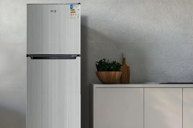 Geladeira HQ duplex branca em cozinha moderna com armário baixo e decoração minimalista