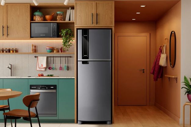 Geladeira Brastemp inox em cozinha planejada com armários de madeira e eletrodomésticos embutidos