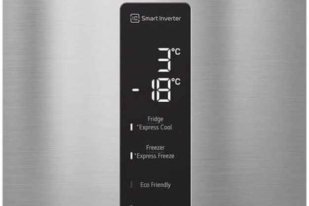 Painel digital de geladeira inverter exibindo temperaturas do refrigerador e freezer em display eletrônico