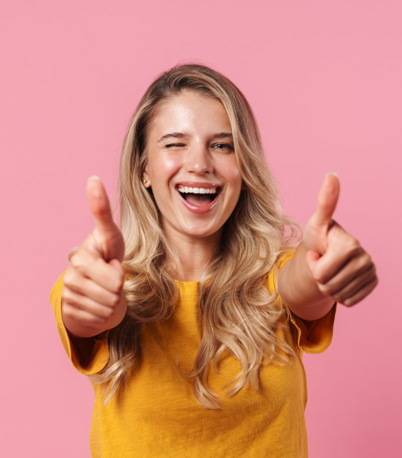vale-a-pena Mulher sorrindo com sinal de positivo indicando aprovação e satisfação com a escolha feita